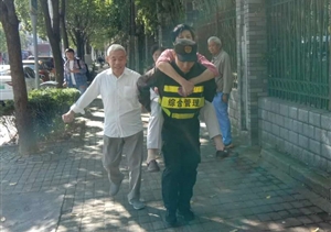 老人摔倒难行走  辅警热心送回家--三林城管辅助队员帮助摔伤老人