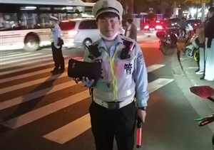 闵行虹桥交管辅警队员捡到女士手包