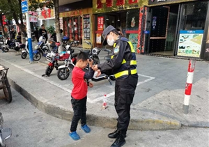 路遇走散儿童  辅警热心帮助--周浦市容队员帮助走散儿童