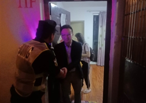 男子醉酒行走困难  辅警助其平安回家--金桥交管项目队员帮助醉酒