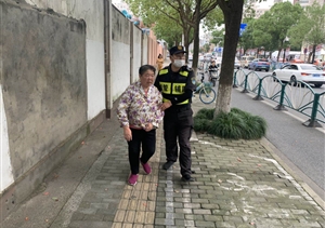 路遇迷路痴呆老人 队员安抚帮寻家人--周浦市容项目队员安抚痴呆老