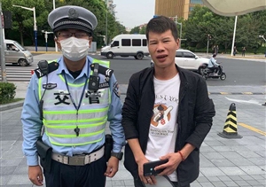 失主大意丢手机 辅警归还获称赞--闵行虹桥交通辅警捡到手机