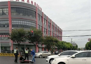 雨天女子骑车摔倒 辅警热心帮助扶起--新场辅警队员扶起骑车摔倒的