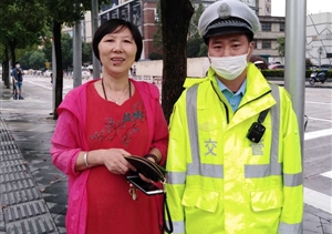 地铁执勤捡到包  及时归还获称赞--闵行虹桥交管辅警项目队员捡到