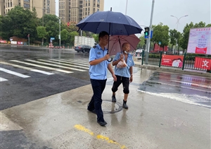 路遇迷路老人  队员护送回家--新场镇政府门卫项目队员护送老人回