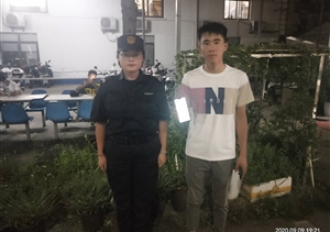 捡到手机等无果   主动上交还失主--新场辅警项目队员捡到一部黑色