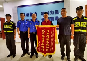 维护施工秩序 消除就餐隐患--三林市容前滩项目队员配合疏导流动摊