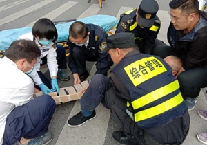 巡逻途中遇事故  及时相助暖人心--三林市容项目队员救助车祸伤者