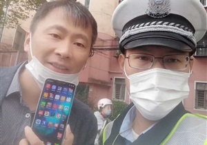 辅警护校捡手机  拾金不昧归原主--虹桥交通辅警项目队员捡到手机