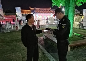 辅警巡逻捡手机  归还失主获称赞--黄山歙县市容项目队员捡到手机