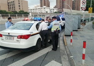 路遇迷路老人  辅警暖心帮助--闵行虹桥交通辅警项目队员帮助迷路