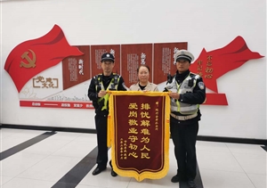 轿车爆胎车主急 特保助其排忧难 —闵行莘庄工业区项目队员热心帮