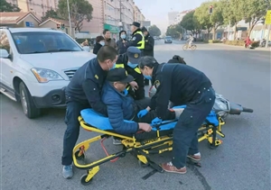 巡逻路遇交通事故 宗保队员热心帮助 ——三林市容项目队员帮助车