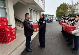 春节慰问送关怀 情暖宗保队员心 —周东派出所慰问宗保队员