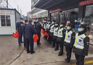 春节慰问到一线 温情汇聚隔离点 —陆家嘴公安处领导到隔离点慰问