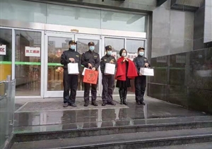 致敬守护者 企业送年饭 —宗保队员收到爱心企业的年夜饭