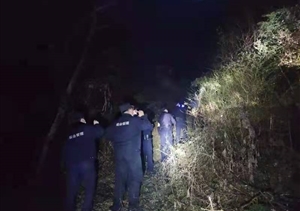 五保老人深山走失 队员连夜进山寻找 —汤口项目队员连夜进山搜寻