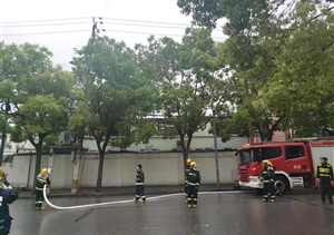 宗保队员积极协助维护火灾现场交通秩序