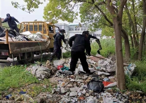 宗保队员积极参与裸露垃圾清理整治行动