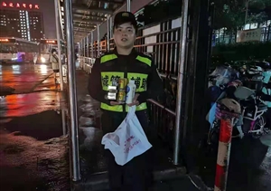 坚守底线树正气 拒收物品获称赞 —周浦市容项目队员拒收物品