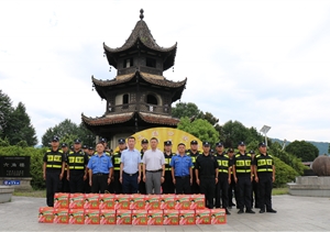 黄山区城市管理行政执法局局长慰问宗保队员