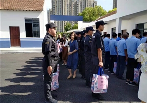 金山卫镇党委书记一行慰问宗保队员