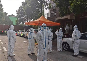 宗保公司协助街镇做好核酸检测秩序维护工作
