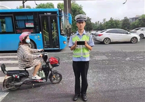 男子遗失手机 队员捡到归还 —闲林交管辅助项目队员捡到手机