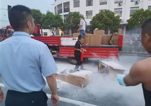 发现货车起火 队员急助灭火 —新场辅警项目队员帮助货车司机灭火