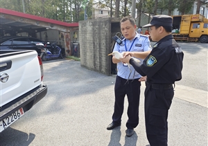 宗保队员救助受伤的国家级保护动物牛背鹭