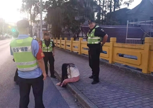 女子痛哭异常欲轻生 队员细察阻劝避悲剧—宗保队员救下2名欲轻生