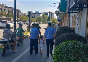 男童与家人走散 队员热心帮寻家人 —中泰交管辅助项目队员帮助男