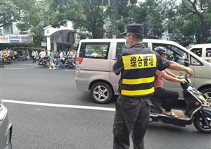 男子情绪失控欲跳楼 队员警惕报警化险情 —三林市容项目队员发现