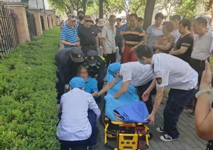 老人突发疾病晕倒 队员及时帮助就医 —三林市容项目队员帮助突发