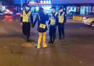 女子行为异常欲轻生 队员耐心劝阻避悲剧—周浦辅警项目队员救下一