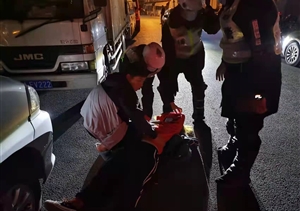 女子轻生欲跳河 队员施救避悲剧—孙桥辅警项目队员救下欲跳河轻生