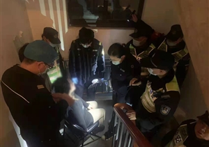 女子情绪失控欲跳楼 队员拉住劝导化险情—周浦辅警项目队员救下欲