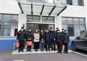 金山卫镇工会主席慰问宗保队员