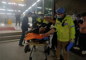 男子酒后摔伤 队员及时救助—良渚地铁菜场项目队员救助摔伤男子