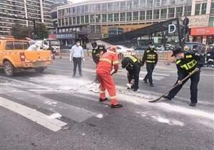 建筑垃圾散落 队员及时清理—良渚地铁菜场项目队员清理建筑垃圾