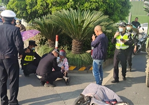 巡逻途中遇车祸 紧急救助显担当—闲林街道城管项目队员救助车祸受