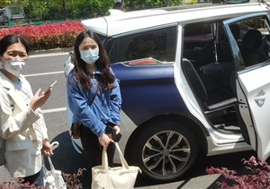 医护人员招手求助 队员驱车送至方舱