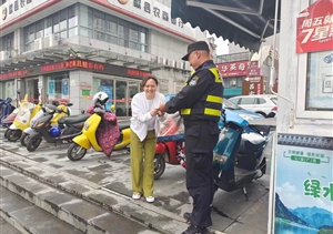 队员值勤捡手机 归还失主获致谢—公司驻歙县项目队员捡到手机