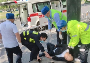 男子醉酒躺路边 队员帮助送医治—东湖市容项目队员救助醉酒男子