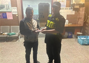 捡到手机还失主 弘扬正气传正能—崇贤项目队员捡到手机