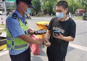 队员值勤捡手机 拾金不昧获致谢—良渚物流项目队员捡到手机