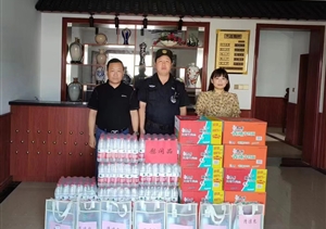 黄山市休宁县东临溪镇领导看望慰问宗保公司员工