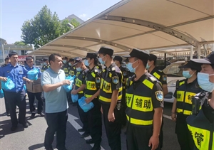浦东新区周浦镇城管中队领导看望慰问宗保员工