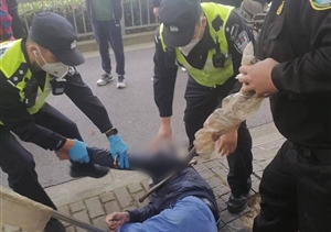 男子持刀情绪激动 员工勇敢助阵制止—宗保公司员工协助控制持刀男