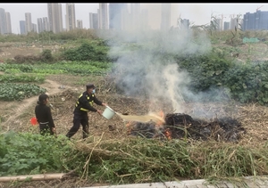 焚烧秸杆散烟雾 耐心劝止助灭火—浙江民泰公司员工劝止居民焚烧秸